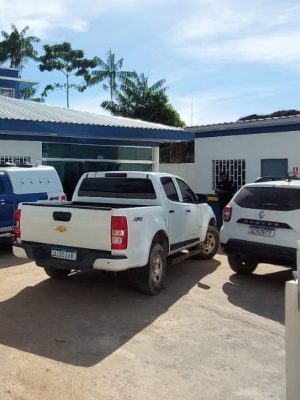 A Polícia Civil do Amazonas (PC-AM), por meio da 47ª Delegacia Interativa de Polícia (DIP) de Nova Olinda do Norte (a 135 quilômetros de Manaus), em ação conjunta com a Polícia Militar do Amazonas (PMAM) e a Guarda Civil Municipal (GCM), prendeu, no sábado (15/03), Charles Fontenele Barbosa, 24, conhecido como “Bigode”, e Mateus Marinho da Silva, 24, chamado de “Tubarão”, por envolvimento no tribunal do crime que vitimou Arleson da Costa de Castro, de 25 anos.