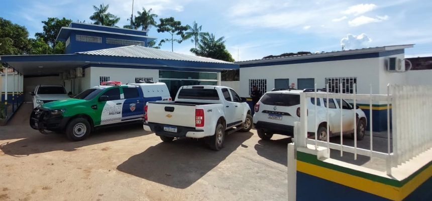 A Polícia Civil do Amazonas (PC-AM), por meio da 47ª Delegacia Interativa de Polícia (DIP) de Nova Olinda do Norte (a 135 quilômetros de Manaus), em ação conjunta com a Polícia Militar do Amazonas (PMAM) e a Guarda Civil Municipal (GCM), prendeu, no sábado (15/03), Charles Fontenele Barbosa, 24, conhecido como “Bigode”, e Mateus Marinho da Silva, 24, chamado de “Tubarão”, por envolvimento no tribunal do crime que vitimou Arleson da Costa de Castro, de 25 anos.