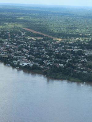 A Justiça Federal no Amazonas recebeu, em abril, três denúncias oferecidas pelo Ministério Público Federal (MPF) e tornou réus onze policiais militares envolvidos na morte de dois indígenas da etnia Munduruku. Os policiais também foram denunciados pelo envolvimento na morte de uma família ribeirinha de quatro pessoas e de outro morador tradicional na região do Rio Abacaxis, no município de Nova Olinda do Norte/AM. Entre os policiais envolvidos no caso estão o então secretário de Segurança Pública e o então comandante-geral da Polícia Militar no Amazonas. Todos responderão, nas três ações penais, pelos crimes de homicídio qualificado, ocultação de cadáver, sequestro e cárcere privado.