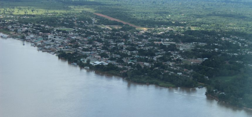 A Justiça Federal no Amazonas recebeu, em abril, três denúncias oferecidas pelo Ministério Público Federal (MPF) e tornou réus onze policiais militares envolvidos na morte de dois indígenas da etnia Munduruku. Os policiais também foram denunciados pelo envolvimento na morte de uma família ribeirinha de quatro pessoas e de outro morador tradicional na região do Rio Abacaxis, no município de Nova Olinda do Norte/AM. Entre os policiais envolvidos no caso estão o então secretário de Segurança Pública e o então comandante-geral da Polícia Militar no Amazonas. Todos responderão, nas três ações penais, pelos crimes de homicídio qualificado, ocultação de cadáver, sequestro e cárcere privado.
