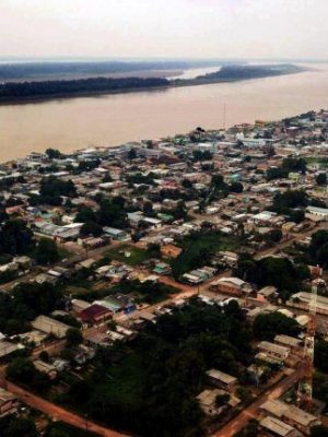 O Ministério Público do Estado do Amazonas (MPAM), por meio da Promotoria de Justiça de Nova Olinda do Norte, obteve decisão judicial favorável na Vara Única da comarca, após ajuizar a Ação Civil Pública (ACP) nº 0600621-36.2022.8.04.6000 contra uma empresa por atuar como comércio de abastecimento sem cumprir as obrigações legais para funcionamento. Segundo a ação, faltam a manutenção da licença ambiental e o laudo de vistoria da Marinha do Brasil, o que viola as normas de segurança.