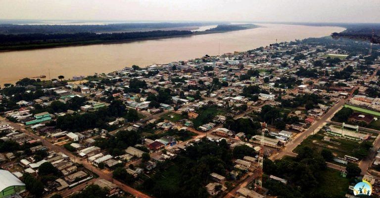 O Ministério Público do Estado do Amazonas (MPAM), por meio da Promotoria de Justiça de Nova Olinda do Norte, obteve decisão judicial favorável na Vara Única da comarca, após ajuizar a Ação Civil Pública (ACP) nº 0600621-36.2022.8.04.6000 contra uma empresa por atuar como comércio de abastecimento sem cumprir as obrigações legais para funcionamento. Segundo a ação, faltam a manutenção da licença ambiental e o laudo de vistoria da Marinha do Brasil, o que viola as normas de segurança.