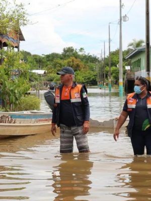 Tendo em vista o caráter previsível e gradual dos fenômenos de cheia e da estiagem em Nova Olinda do Norte e Careiro da Várzea, o Ministério Público do Estado do Amazonas (MPAM), por meio das Promotorias de Justiça locais, instaurou procedimentos administrativos com o objetivo de fiscalizar as políticas públicas de prevenção e redução dos efeitos negativos causados aos moradores dos municípios. Destaca-se que os fenômenos ocorrem em períodos específicos, o que possibilita a adoção de medidas preventivas e combativas aos seus efeitos colaterais. Também é levada em consideração a amplitude das áreas atingidas pelos desastres naturais e suas consequências, além da necessidade de agir de forma resolutiva. Segundo a promotora de Justiça responsável pelas medidas, Tainá Madela dos Santos, a cheia e a estiagem no Amazonas provocam impactos profundos na vida da população, especialmente nas comunidades mais vulneráveis. “Os procedimentos visam garantir que o poder público adote medidas preventivas, emergenciais e estruturantes, tanto para mitigar os efeitos desses eventos climáticos, quanto para assegurar o acesso a direitos fundamentais como saúde, alimentação, transporte e educação”, declarou. A promotora reitera que a atuação ministerial em Nova Olinda do Norte e Careiro da Várzea busca promover uma resposta articulada e eficaz do poder público, protegendo a dignidade da população atingida e fortalecendo a atuação da rede de proteção social. A promotora de Justiça Tainá Madela determinou o prazo de 20 dias para que os municípios informem, de forma detalhada, as medidas preventivas que estão sendo adotadas para combater o problema, bem como eventuais planos de contingenciamento. As ações têm como base legal o art. 225 da Constituição Federal de 1988, que estabelece que todos têm direito a um meio ambiente ecologicamente equilibrado, tendo em vista que é um bem de uso comum do povo e essencial para uma qualidade de vida saudável, sendo dever do Poder Público e da sociedade defendê-lo e preservá-lo para as gerações presentes e futuras.