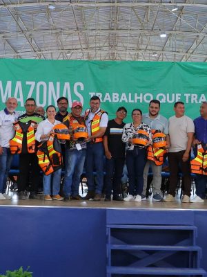 O município de Nova Olinda do Norte recebeu, pela primeira vez, a distribuição de kits de segurança destinados a mototaxistas. A ação integra o projeto Motociclista Legal, iniciativa do programa Detran Cidadão, e foi realizada na manhã da última terça-feira (18), no Centro Educacional de Tempo Integral (Ceti) Professora Rosária Marinho Paes.